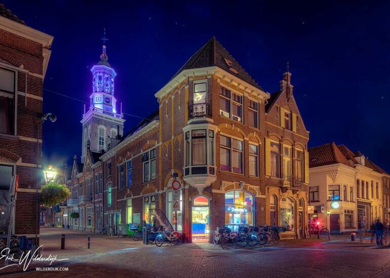 Avondfoto van de Gasthuisstraat in Kampen met de Nieuwe Toren op de achtergrond