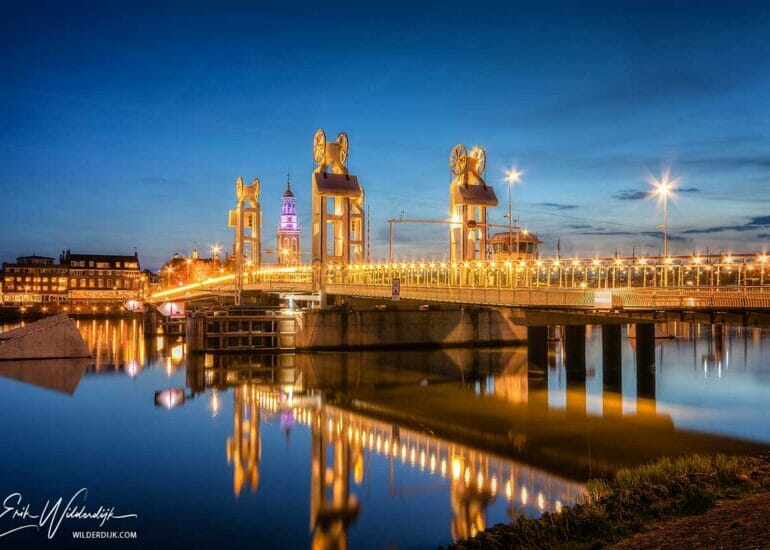 De verlichte stadsbrug van Kampen net na zonsondergang