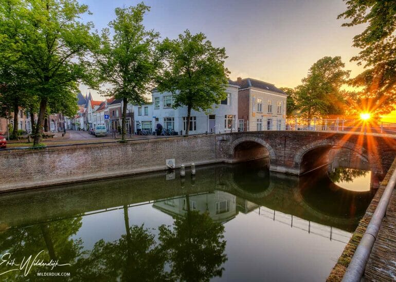 Brug over het Oorgat in Kampen met opkomende zon