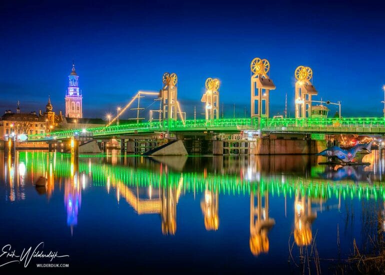 De groen verlichte stadsbrug van Kampen tijdens Earth Hour 2021