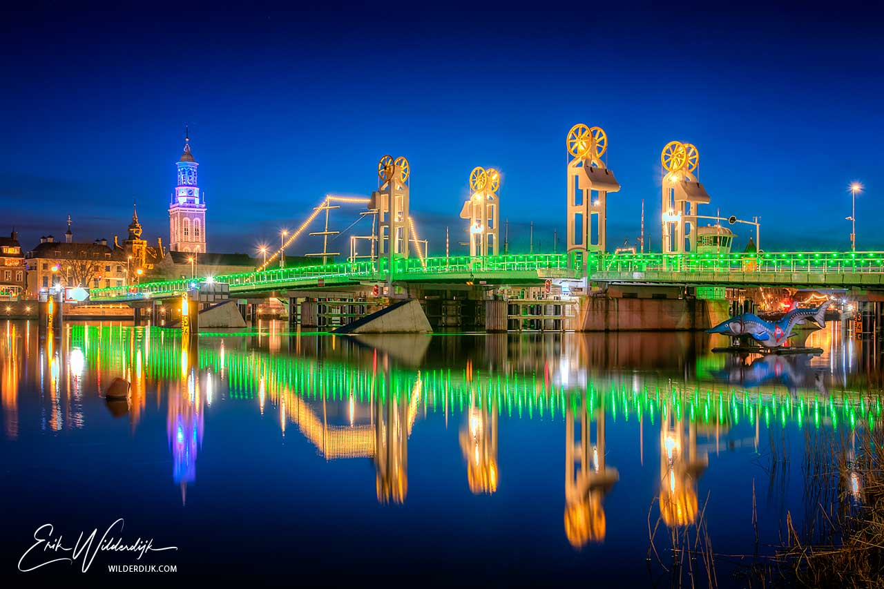 De groen verlichte stadsbrug van Kampen tijdens Earth Hour 2021