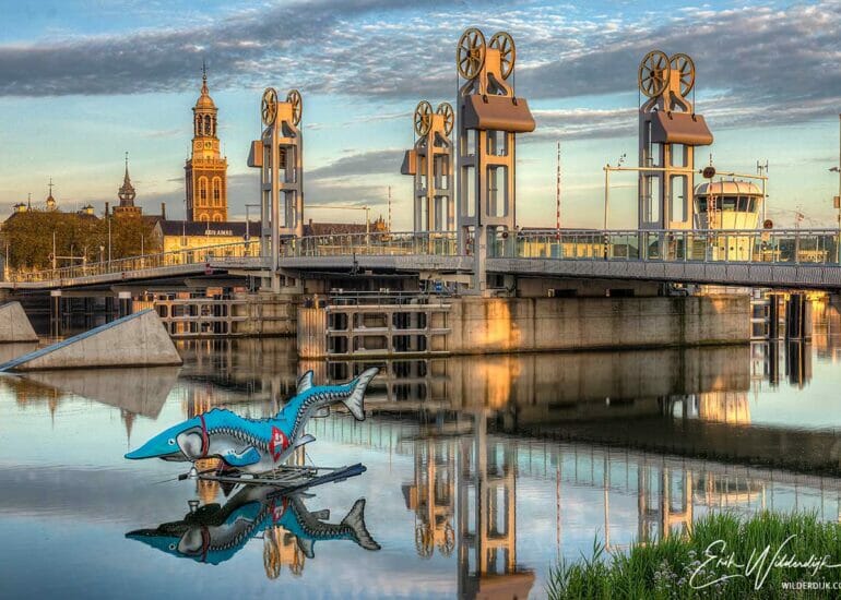 De steur bij de stadsbrug van Kampen in de vroege morgen