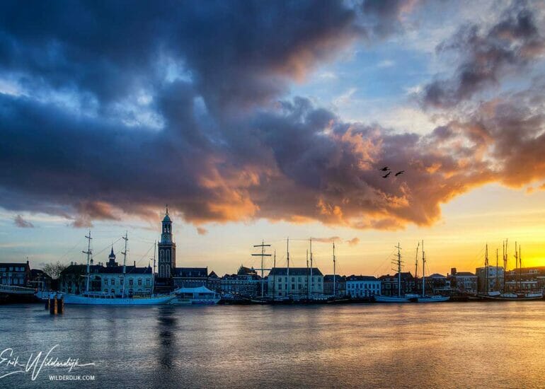 Een mooie warme zonsondergang met bewolking boven Kampen