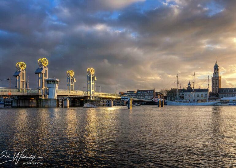 Een mooi contrast tussen licht en donker bij zonsondergang boven het stadsfront van Kampen