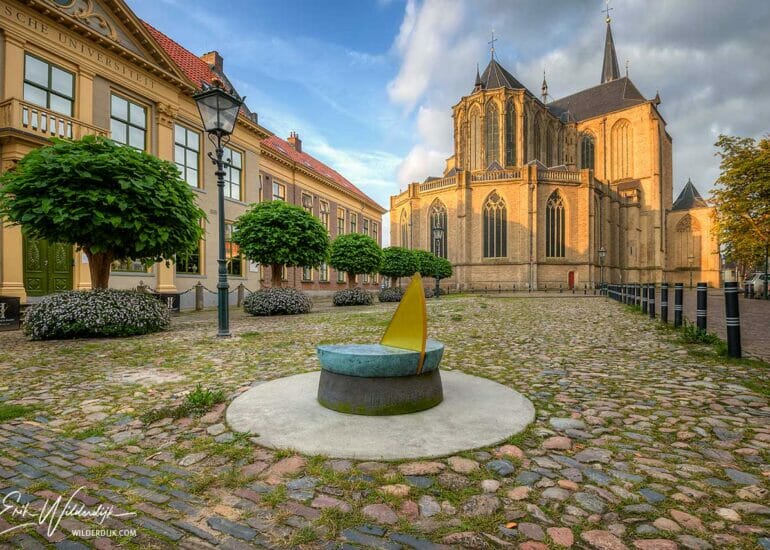 De Koornmarkt in Kampen met de oude Theologische Universiteit en de Bovenkerk