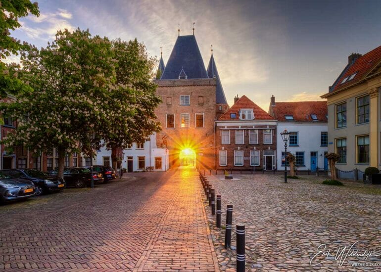 Opkomende zon onder de Koornmarktspoort in Kampen