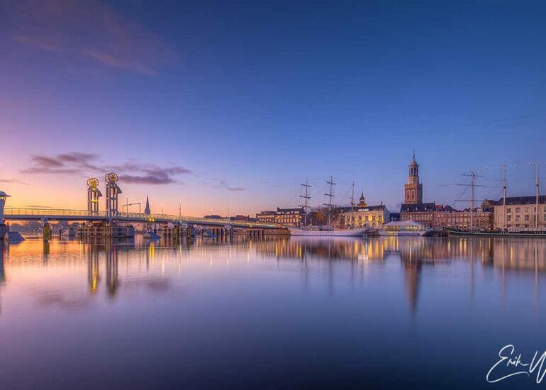 Mooie rustgevende zonsopkomst boven de IJssel bij Kampen