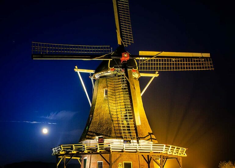 Molen D'Olde Zwarerver in Kampen bij avond met volle maan