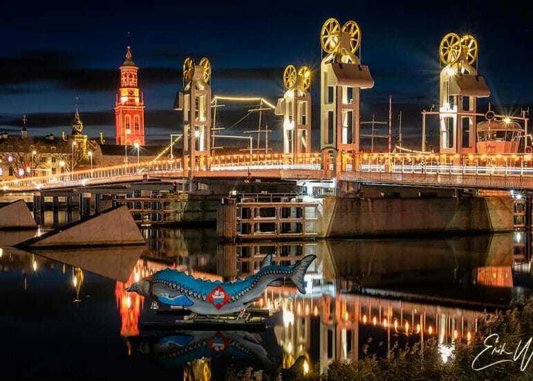 Oranje aangelichte stadsbrug en Nieuwe Toren van Kampen in verband met Orange The World