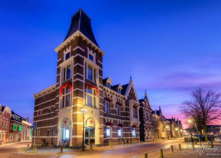 Oud gerechtsgebouw aan de Burgwal in Kampen kort voor zonsopkomst
