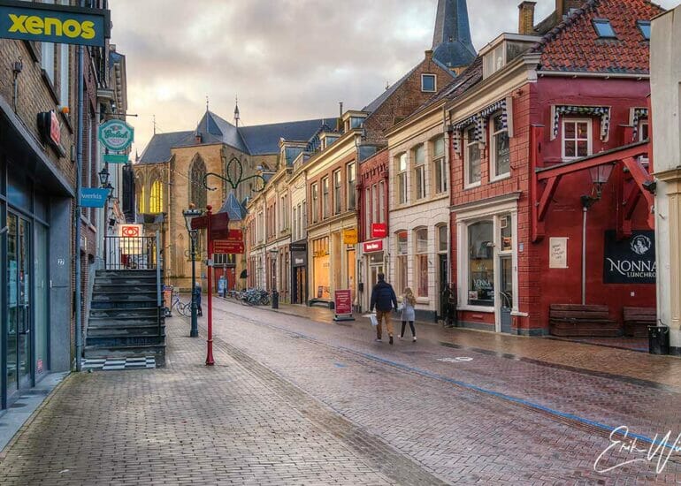 Het begin van de Oudestraat in Kampen met zicht op de Bovenkerk