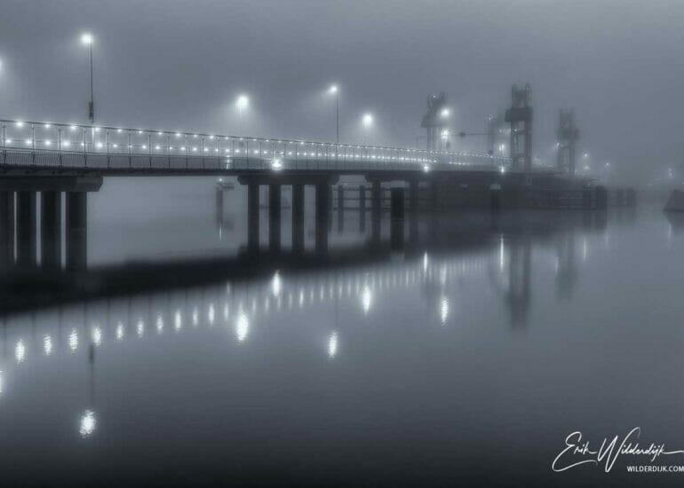 In de mist verdwijnende stadsbrug van Kampen