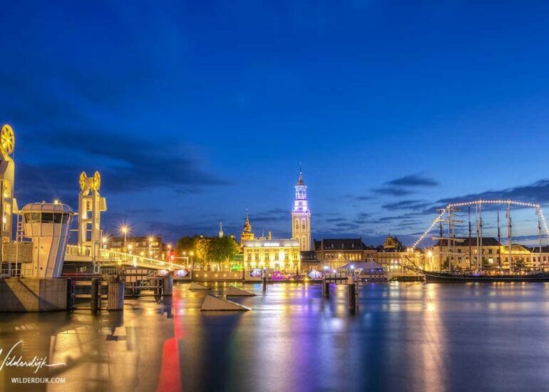 Het verlichte stadsfront van Kampen kort na zonsondergang in het blauwe uur