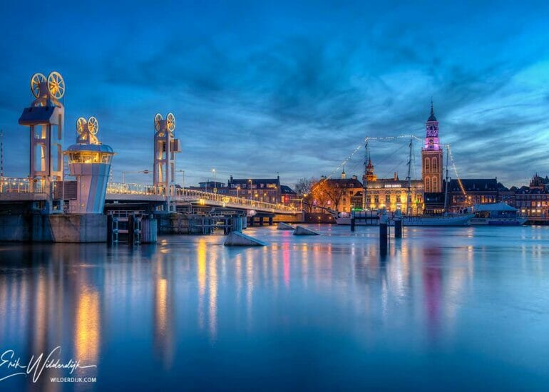 Stadsfront van Kampen in het blauwe uur direct na zonsondergang