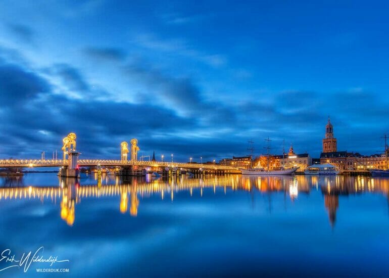 Het IJsselfront van Kampen in het blauwe uur