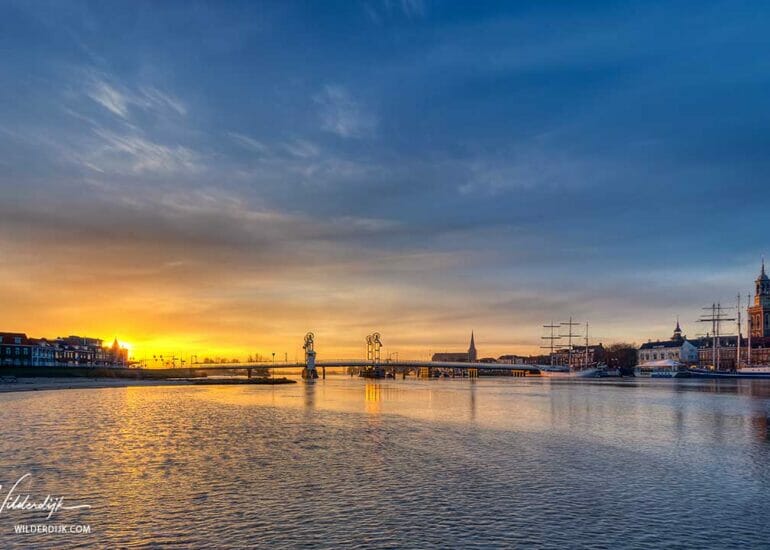 Zonsopkomst bij het stadsfront van Kampen aan de IJssel