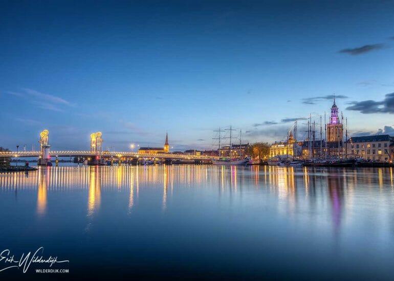 Het stadsfont van Kampen aan het begin van de avond kort na zonsondergang