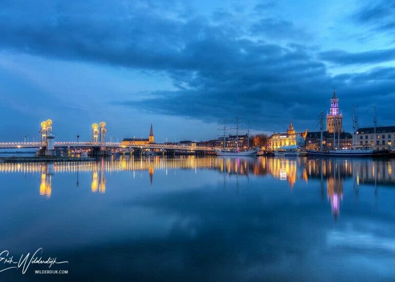 Avondfoto van het Kamper stadsfront in het blauwe uur