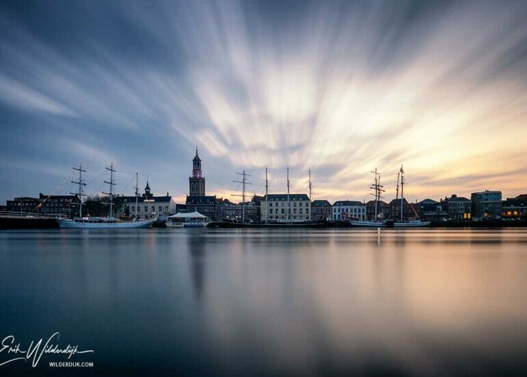 Longexposure foto van het stadsfront van Kampen met een dynamische wolkenlucht