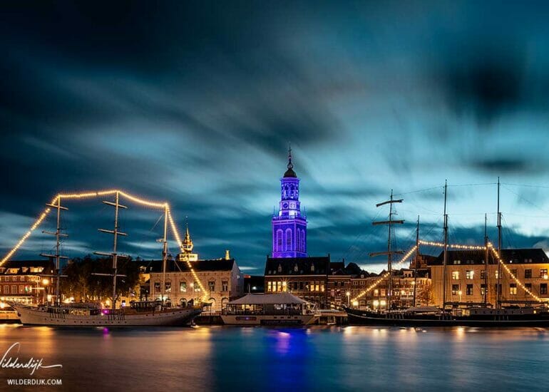 De Nieuwe Toren in het stadsfront van Kampen blauw aangelicht vanwege 75 jaar Verenigde Naties