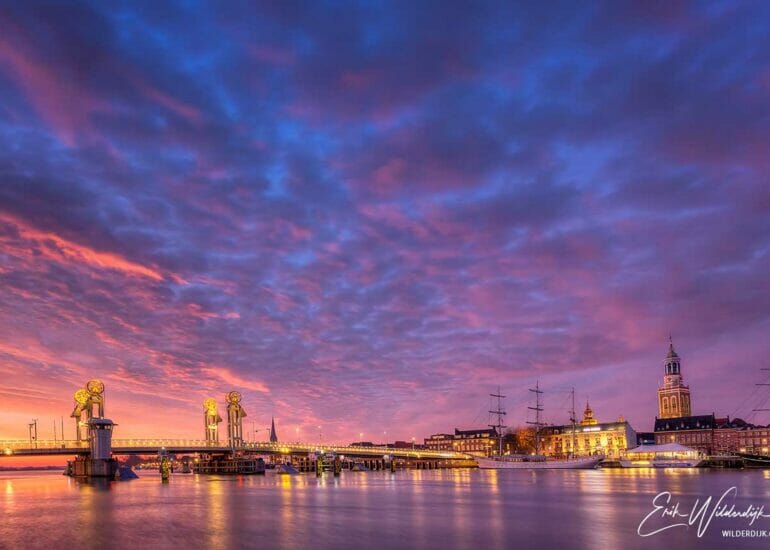 Rode wolken in de lucht tijdens zonsopkomst bij het IJsselfront van Kampen