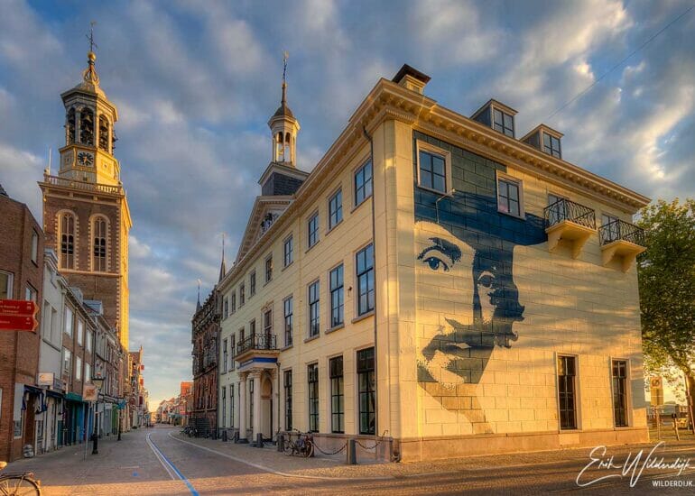 Stedelijk Museum en Nieuwe Toren aan de Oudestraat in Kampen in het gouden zonlicht direct na zonsopkomst