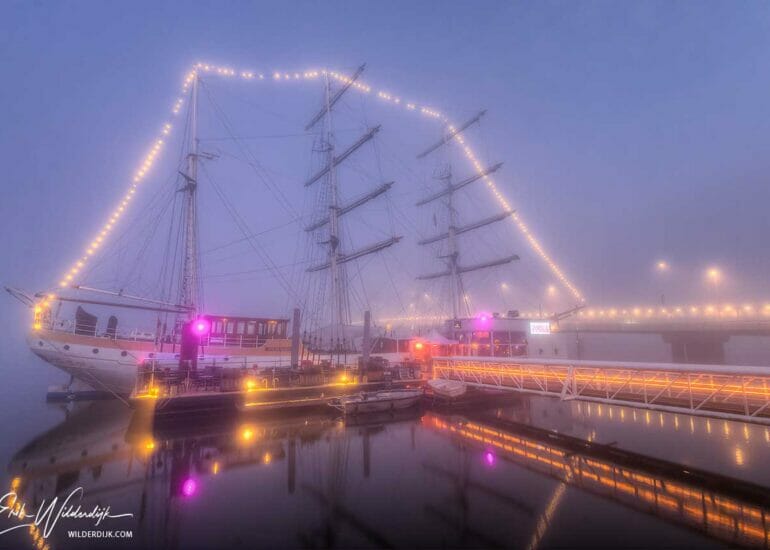 De Stedemaeght en 't Ponton in Kampen aan het begin van een mistige avond