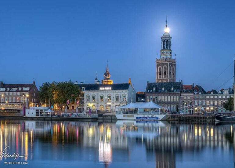 Volle maan op de spits van de Nieuwe Toren in Kampen