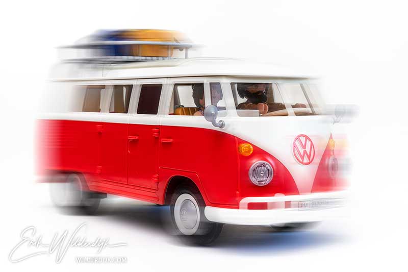 Een foto van de Playmobil VW camper waarin beweging wordt gesuggereerd