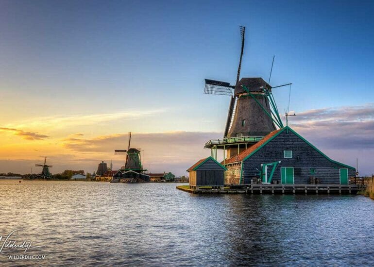 Molens aan de Zaanse Schans bij zonsondergang