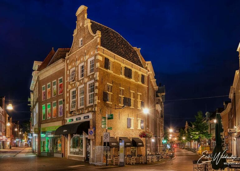 Hoek Oude Vismarkt met de Diezerstraat in Zwolle in de avond