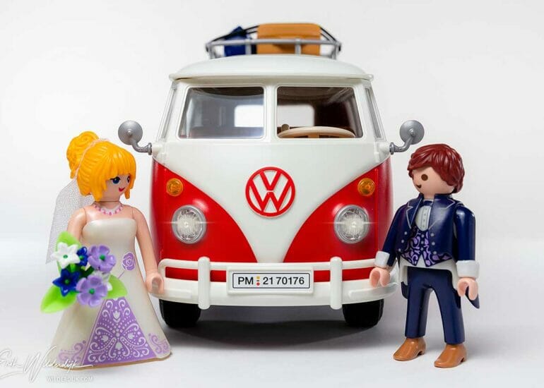 Rood witte VW bus van Playmobil met bruid en bruidegom