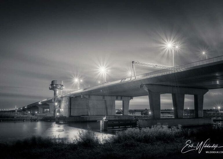 Zwart wit avondopname van de Ramspolbrug tussen Emmeloord en Kampen