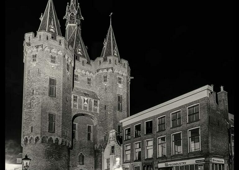 Zwart wit avondfoto van de Sassenpoort in Zwolle