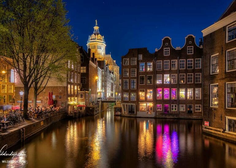 Avondfoto met zicht op de Zeedijk Amsterdam vanaf de Oudezijds Voorburgwal