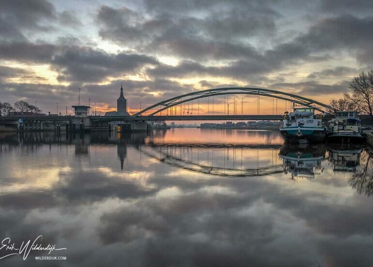 De Zwartewaterbrug in Hasselt bij zonsopkomst